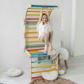BusyKids Selbstgebauter Parallelbarren aus Holz mit Regenbogenstange